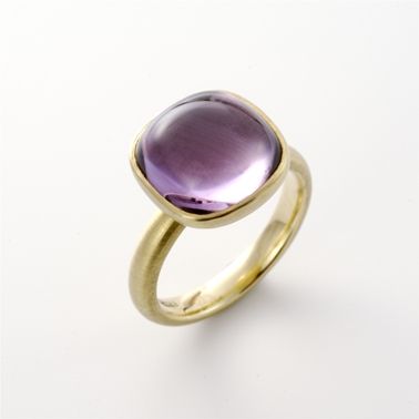 large amethyst cabochon and 18K yellow ring