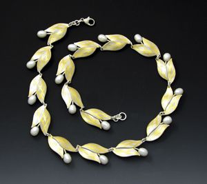 23K yellow gold and pearl necklace