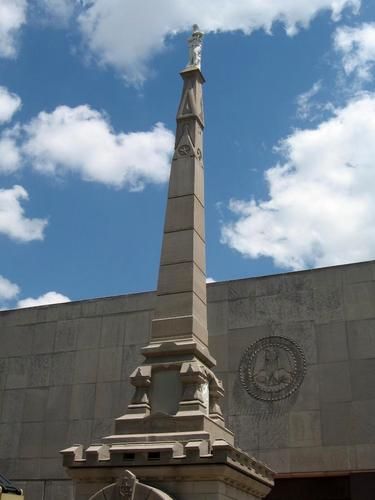 picture of the Confederate monument in Jackson, Mississippi