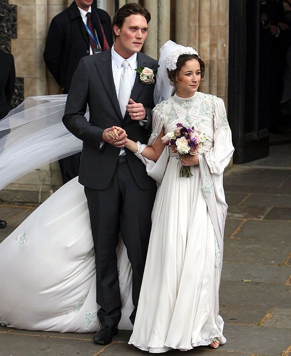 Her bouquet also had an old fasioned feel and was made of pale pink roses 