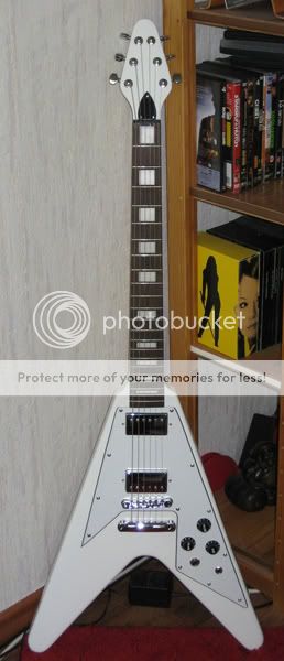 https://i157.photobucket.com/albums/t63/DonFck/Guitar%20porn/V-frontsmall.jpg